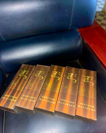 Hong He Dao Slim cigarette packaging, five brown slim packs arranged on a blue chair